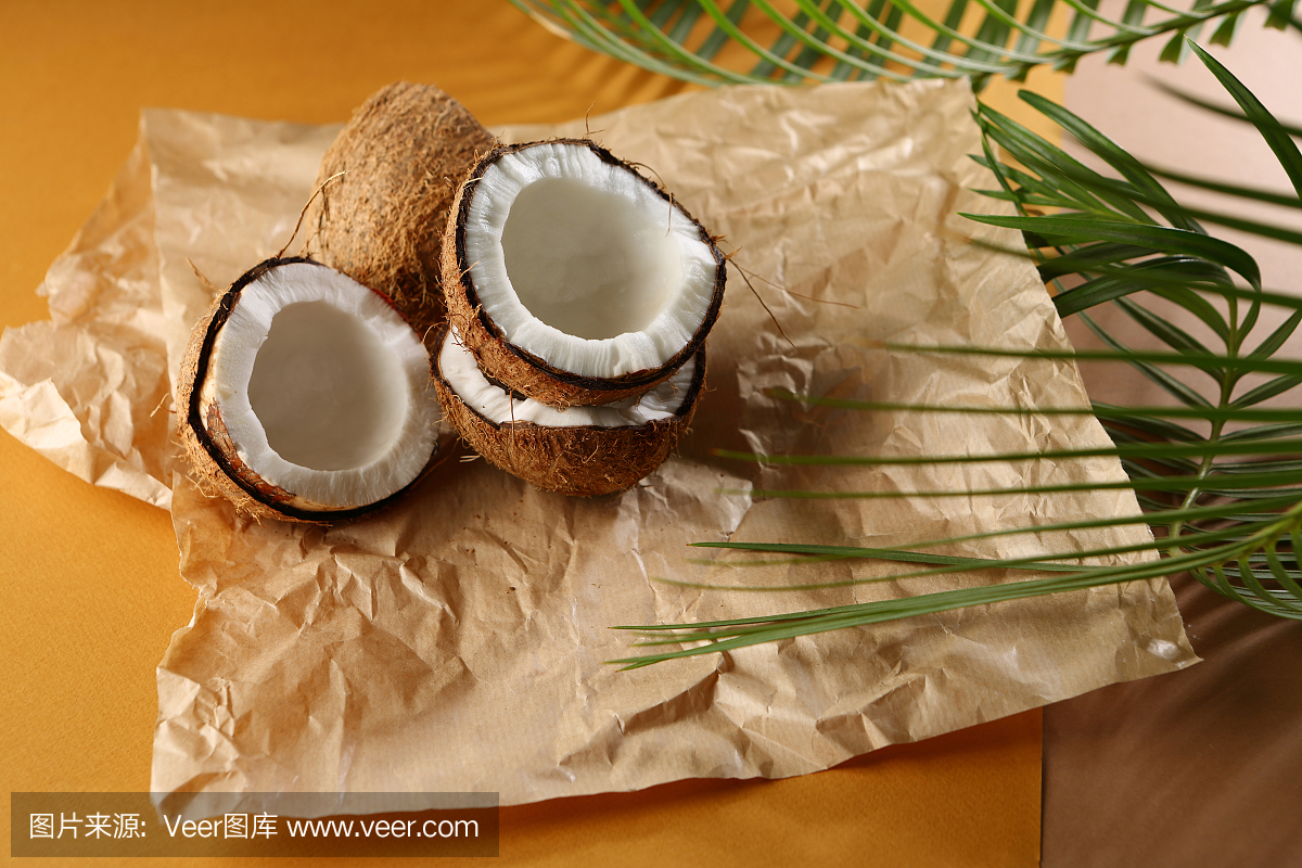 黃色背景上的新鮮椰子