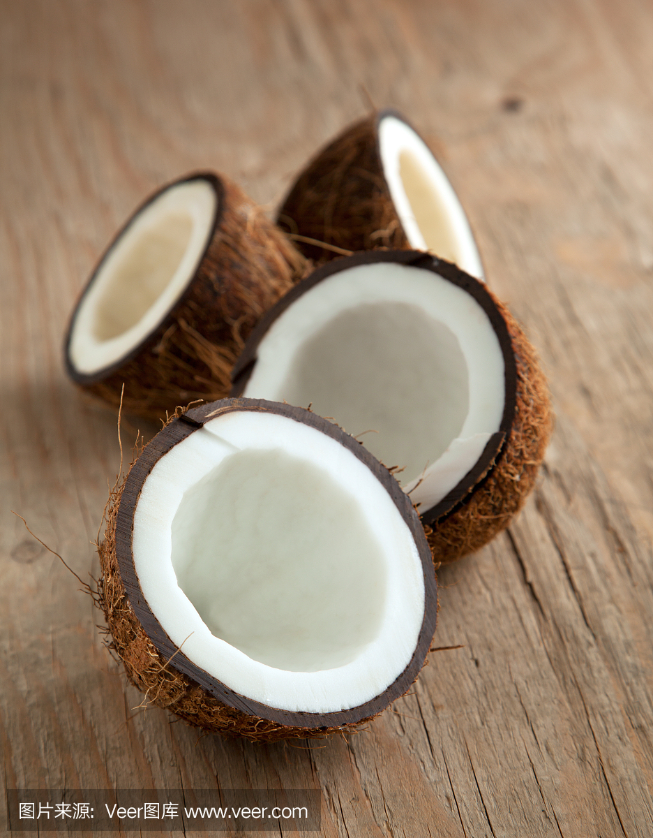 木制背景上的椰子
