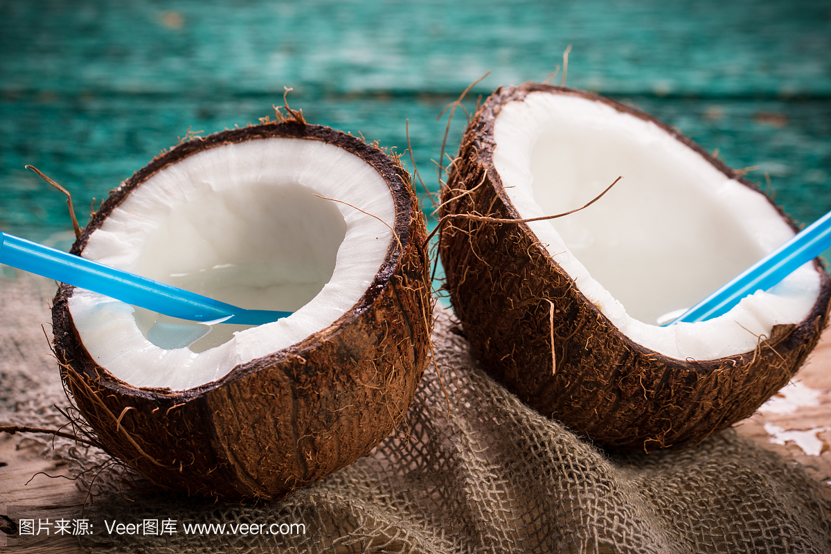 木桌上放著椰子。有機健康食品理念。美容和水療概念。